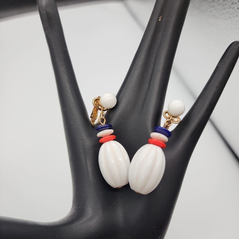 Crown TRIFARI Patriotic Lucite Drop‎ Red White Blue Clip Earrings 1 3/4"  Vtg